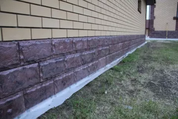 Облицовка цоколя дома